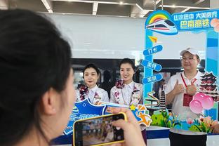 韩女团成员Lisa担任F1迈阿密站挥旗嘉宾
